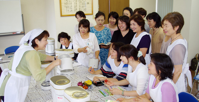 当社ではお客様と家族の皆様の健康を求めて日々「食」の研究を重ねております。の写真